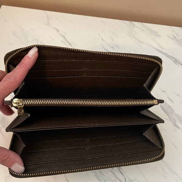 Louis Vuitton Damier Ebene timeless and iconic Zip Wallet - Picture 3 of 9
